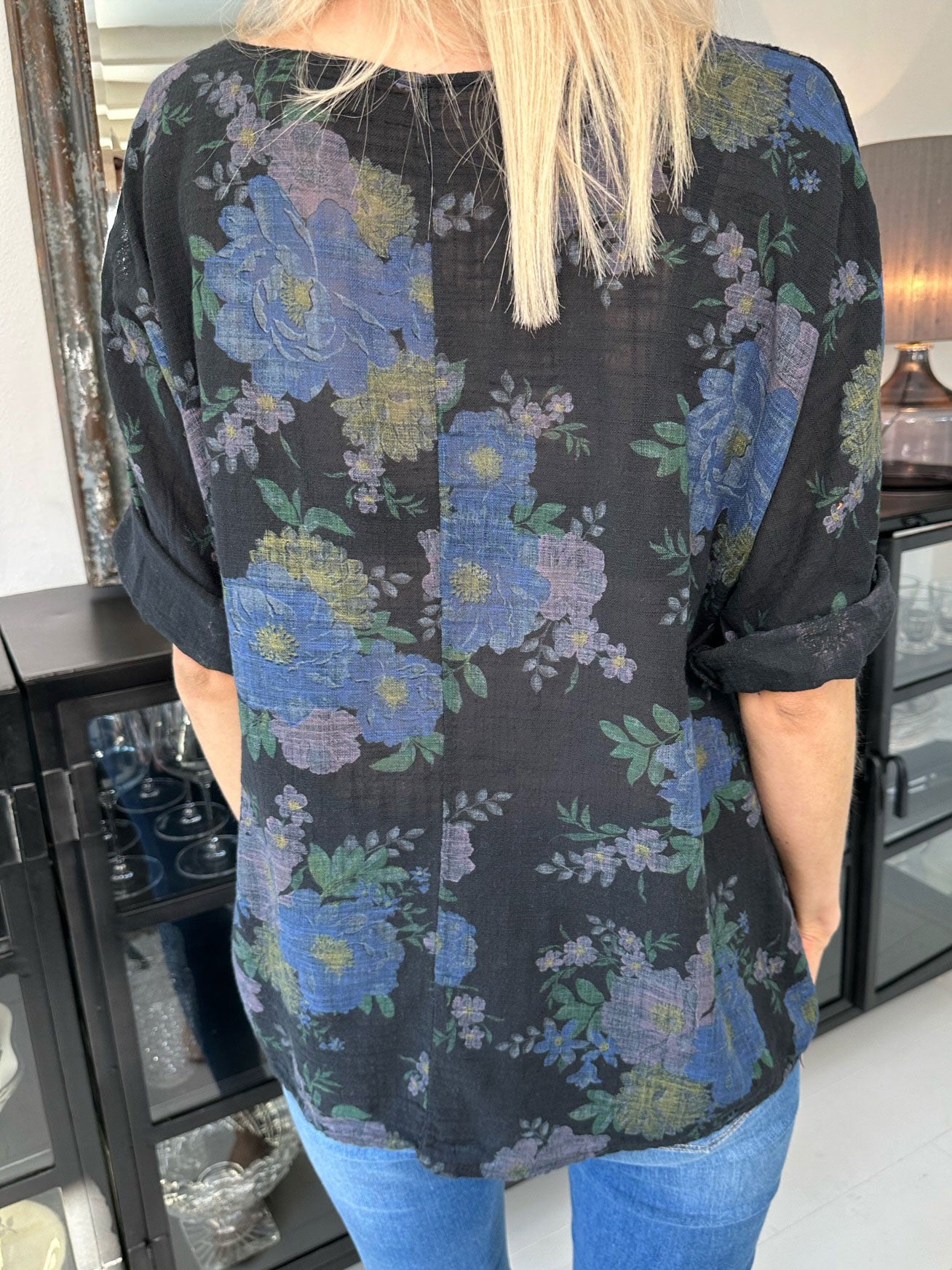 Gissele - Söt blus i linne-liknande tyg med blommönster